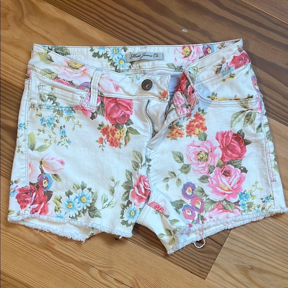 White Jean Shorts with Floral Pattern and Roses